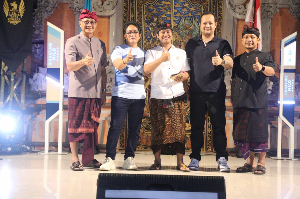 Bupati Giri Prasta Hadiri Hut ke-36 ST. Satria Budi Yowana Desa Adat Kelan